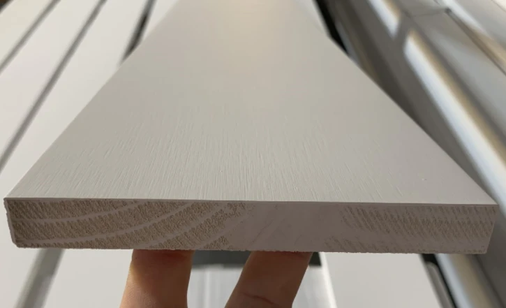 Valkoiseksi pohjamaalattu mänty S4S Square Board -leikkuulauta